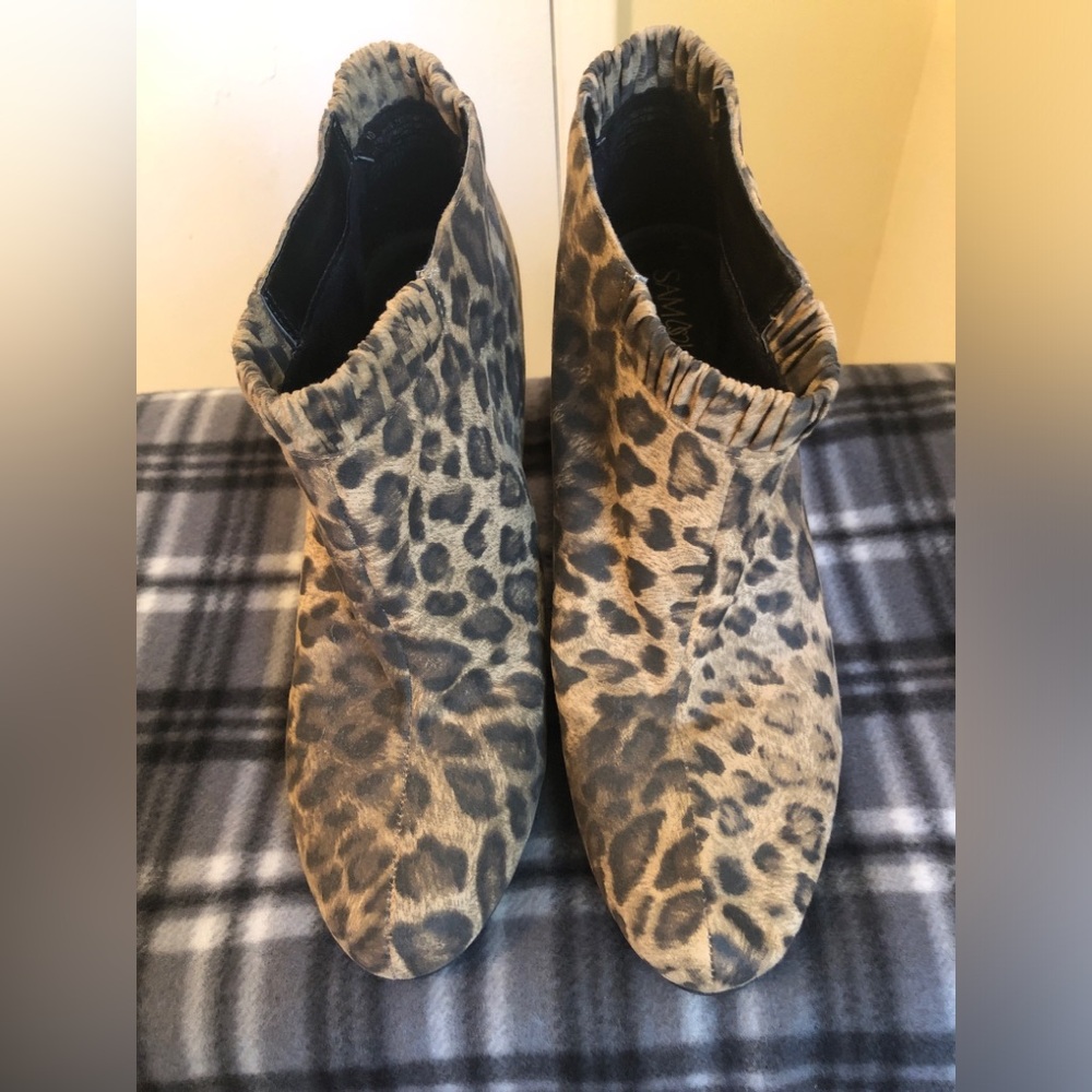 Very cute cheetah print Sam & Libby booties size 10